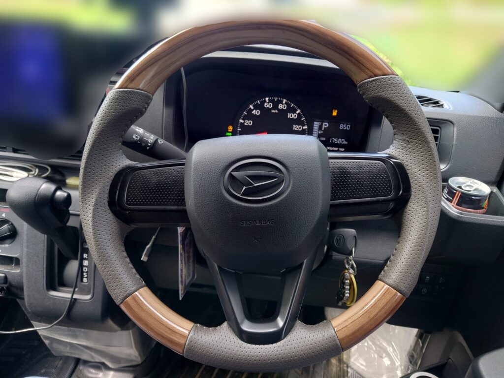 ステアリングとナビを交換した現行ハイゼットカーゴの運転席