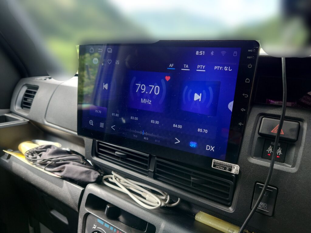 EONON製ディスプレイオーディオを取り付けたハイゼットカーゴの車内